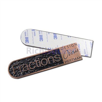 As etiquetas de liga de zinco são adequadas para ambientes industriais agressivos?